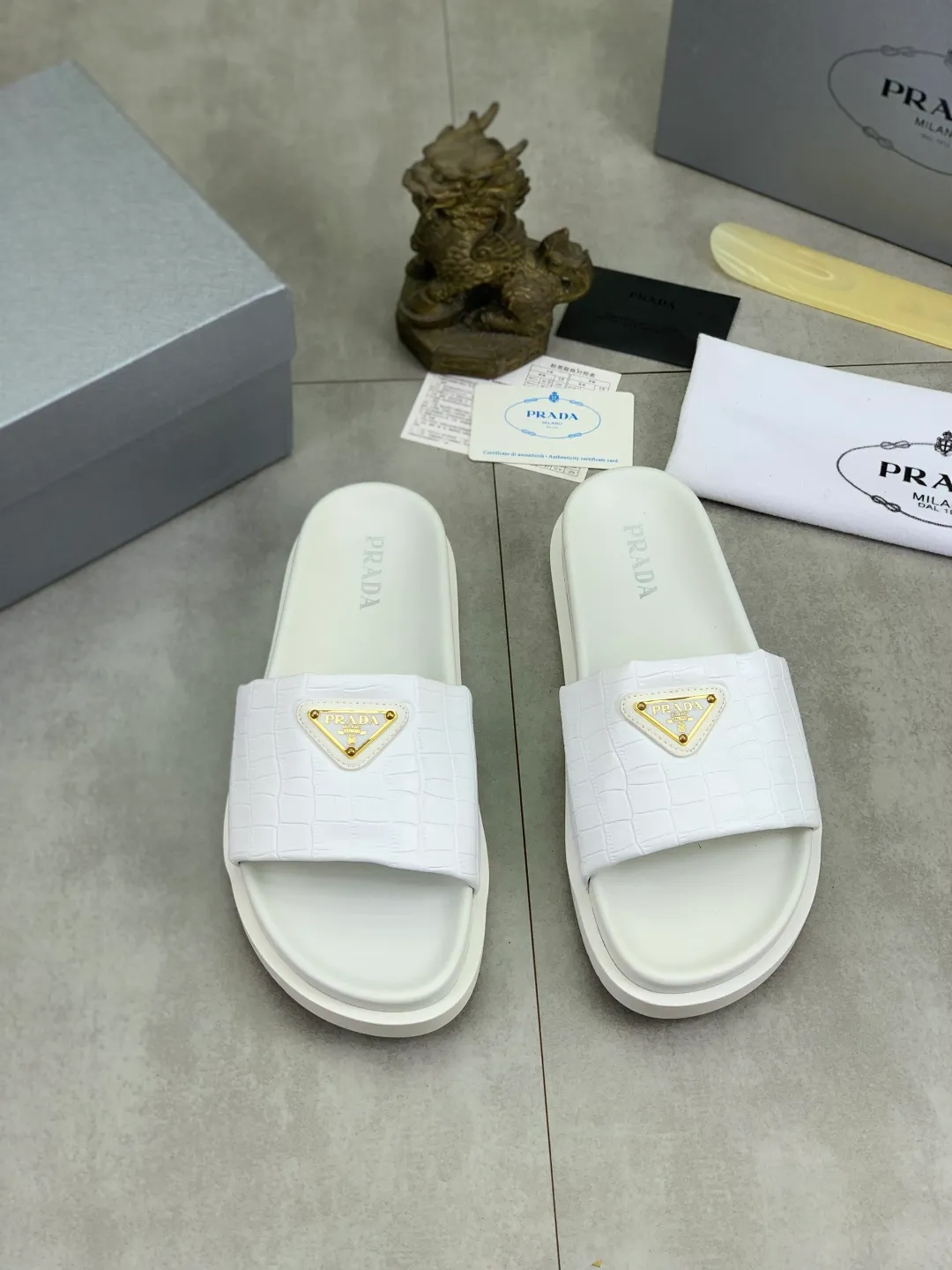 Men's shoes 💰P320💰【New style】🎁🎁🎁 PRADA Prada's new casual slippers, original official website, perfect workmanship, conveying a kind of noble luxury, sublimating its definition of luxury in Prada's high-end extraordinary craftsmanship. Original combination outsole, code number: 38-44 (45 customized) Multiple colors 🉑️ to choose from